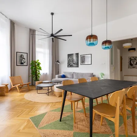 Raday 43 By Stn Apartment *